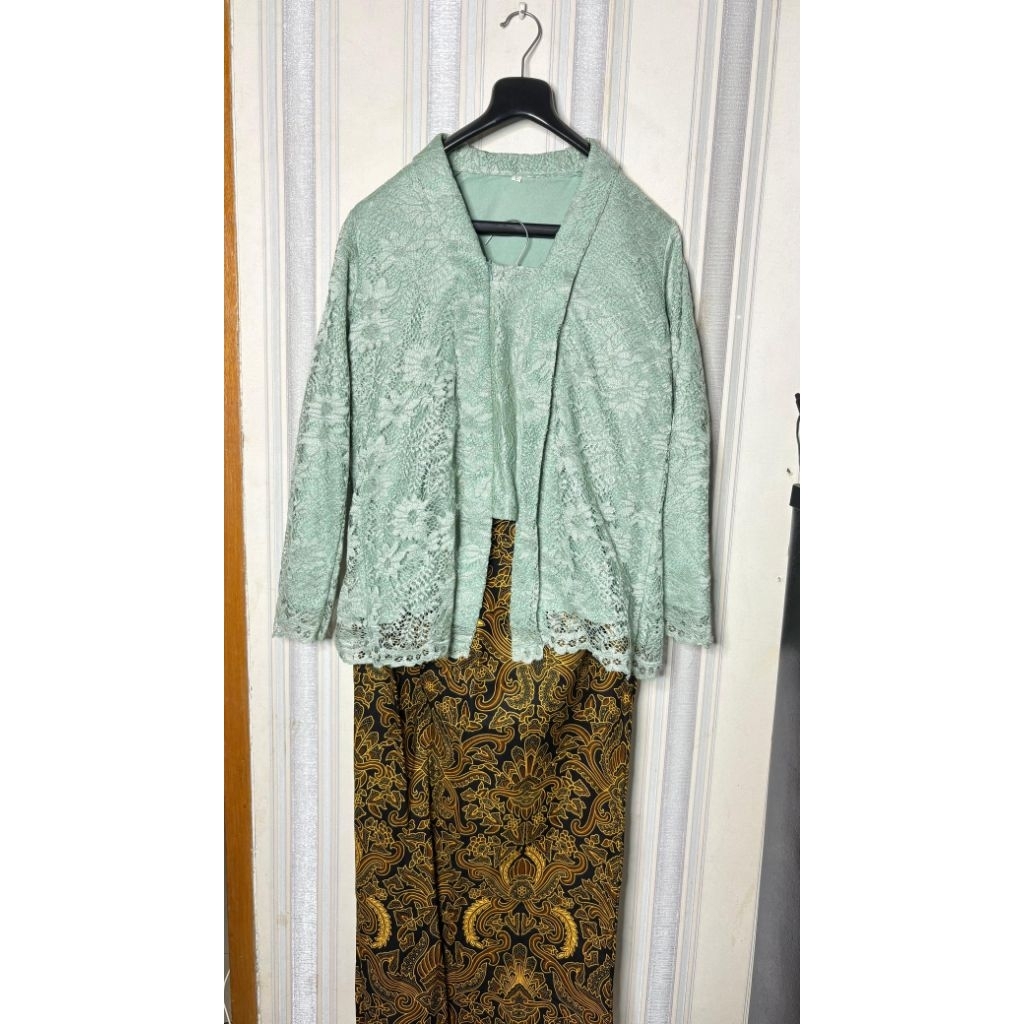 Kebaya Wisuda/Kebaya Kondangan Brukat Rok Batik 1 set