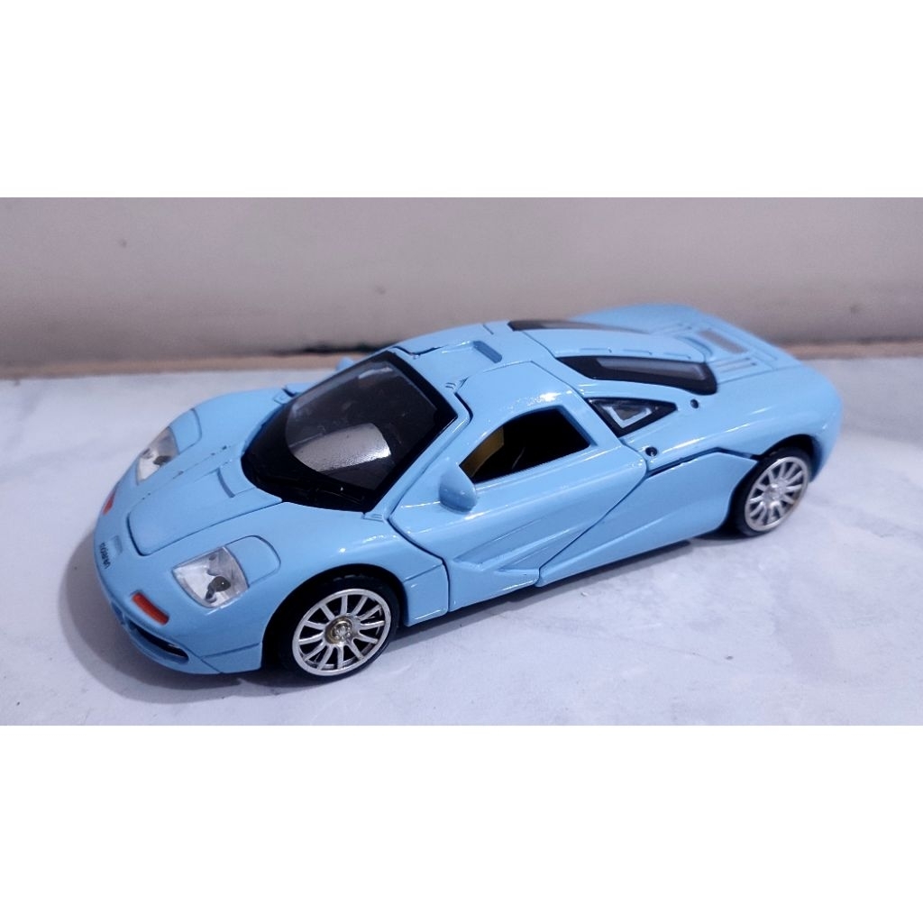 DIECAST MCLAREN F1 GTR 1995 Skala 1:30