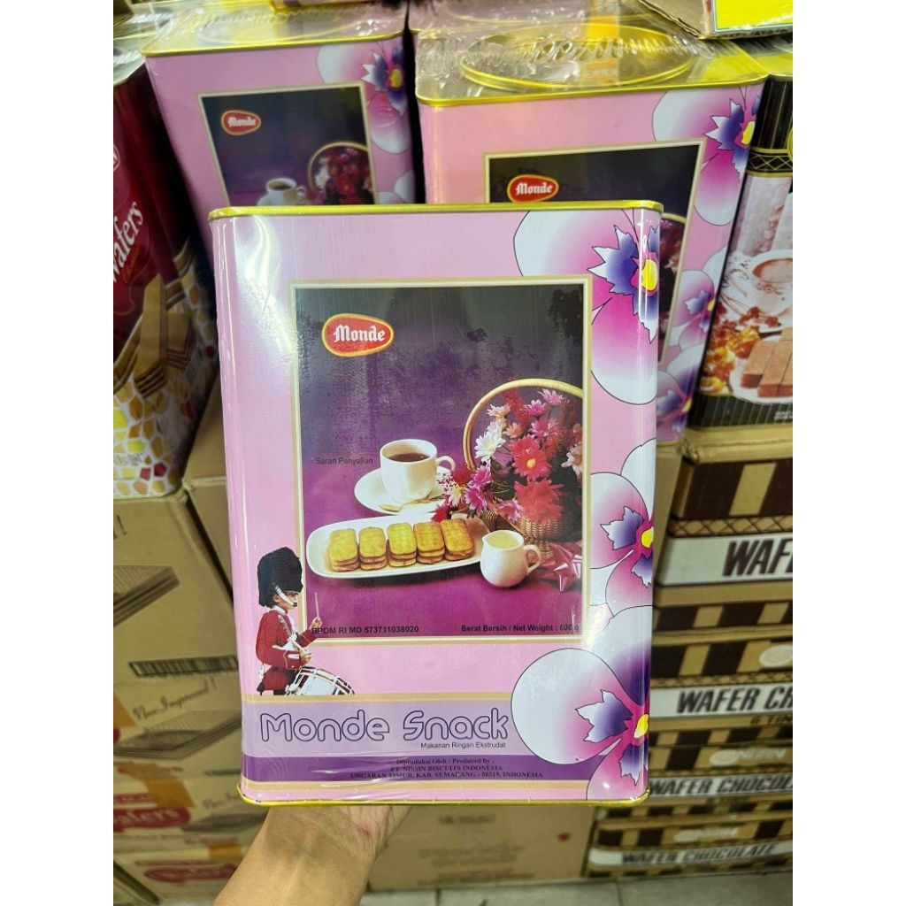 Monde Snack 600 gram kaleng besar pink 600grams merah