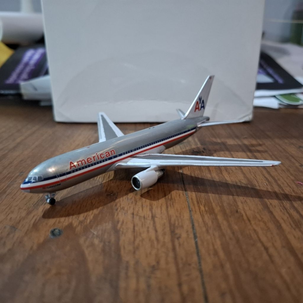 diecast pesawat Aeroclassics Boeing B767-200 American Airlines 1:400