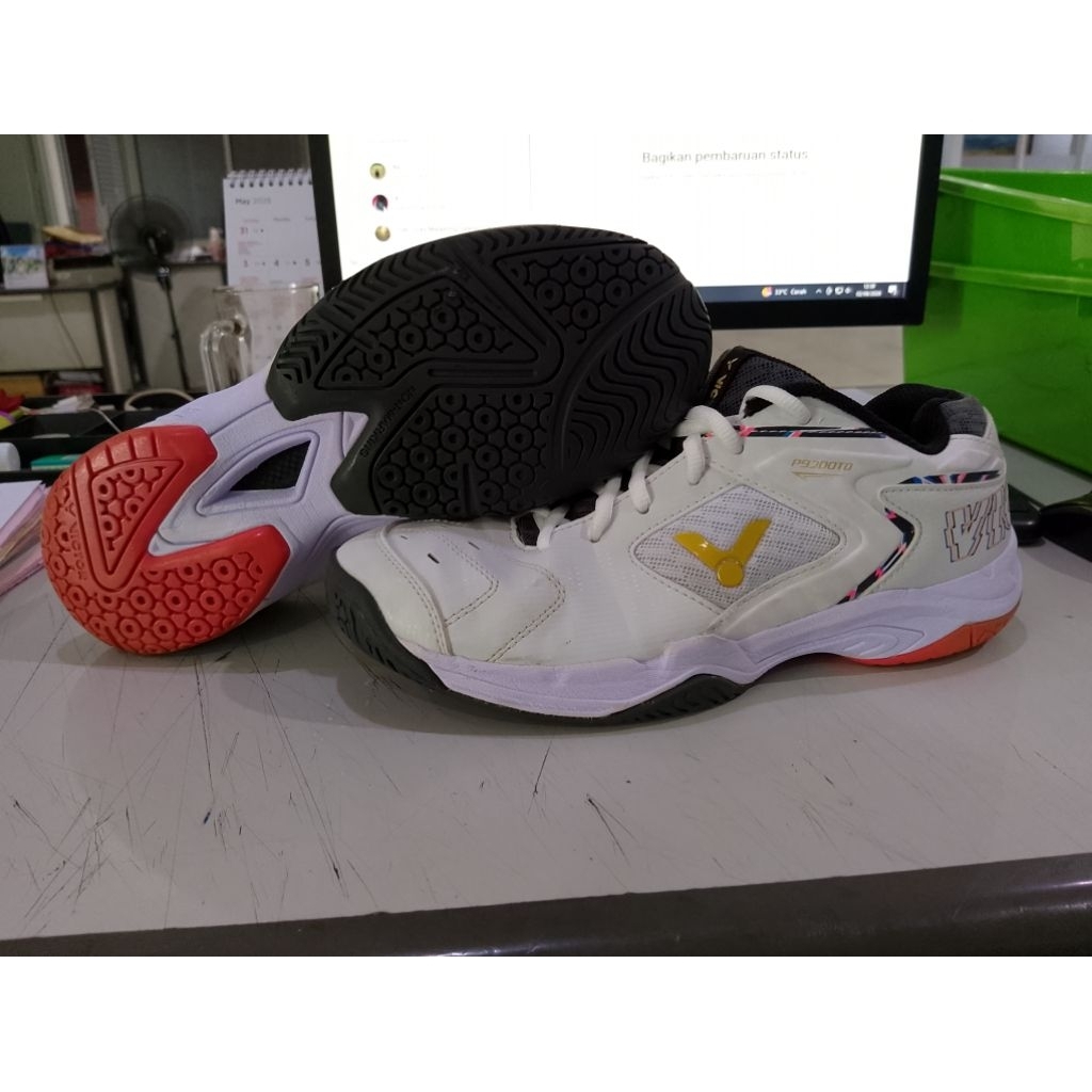 sepatu badminton Victor p9200td