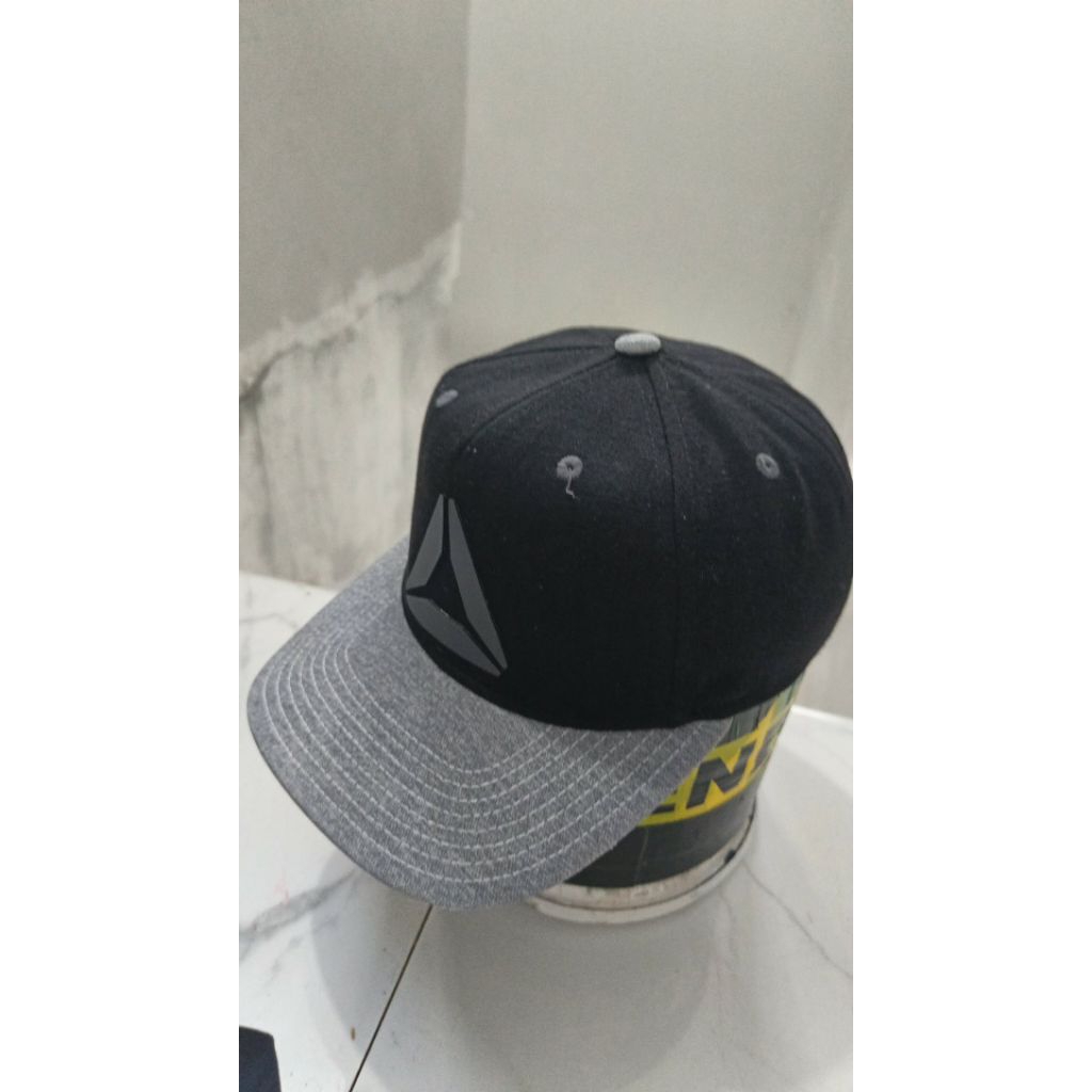 topi Reebok
