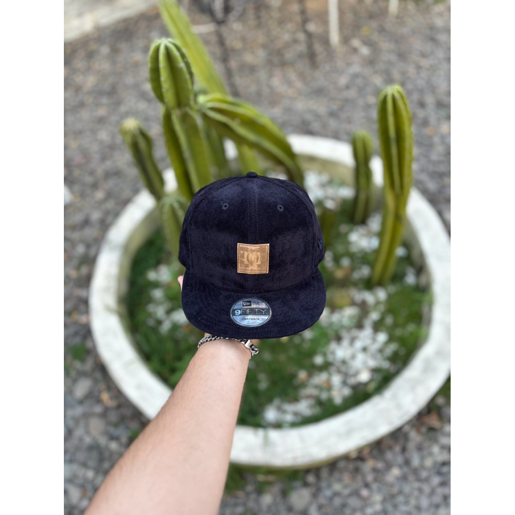 Topi New Era DC Corduroy Leather Logo