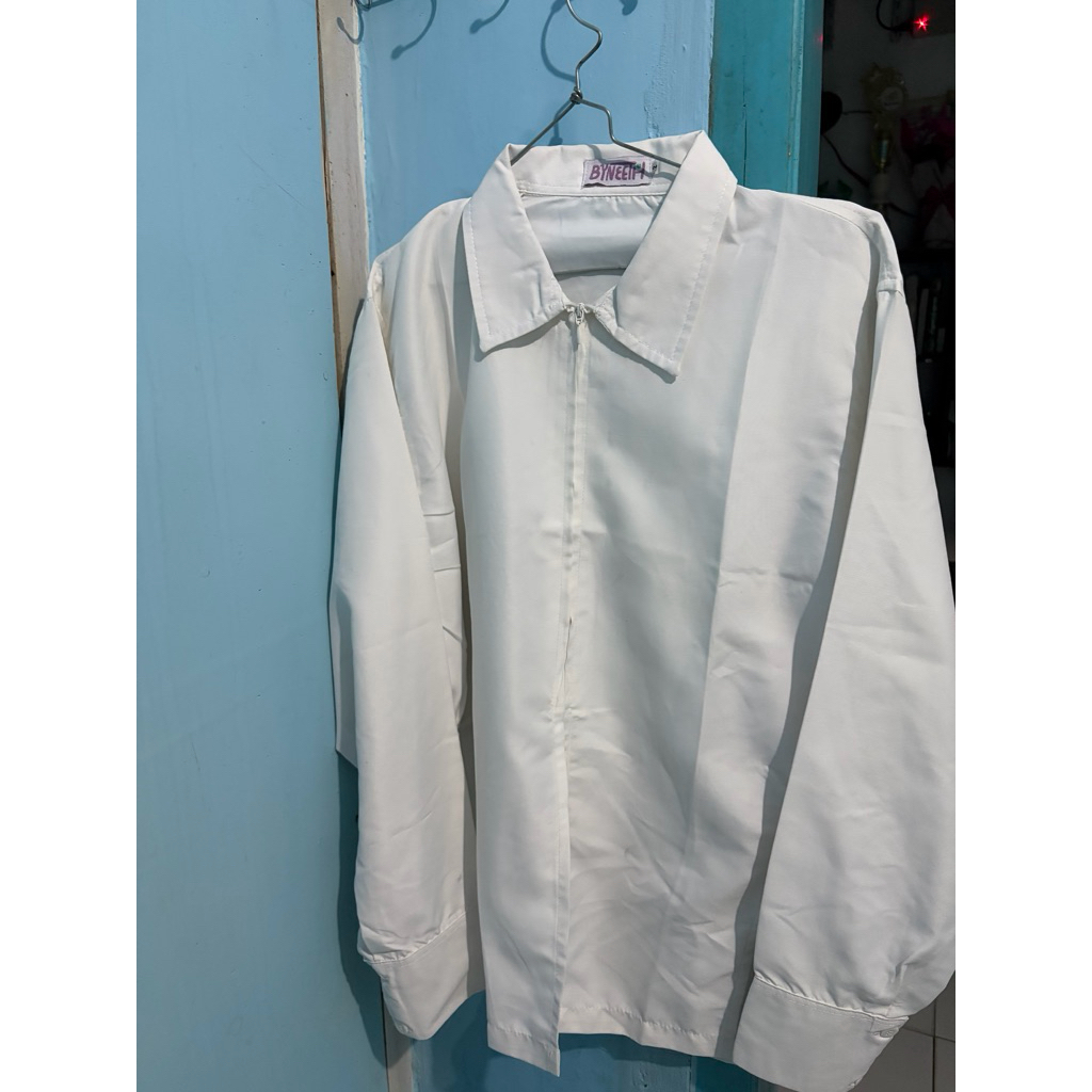 Preloved Kemeja Putih byneeth