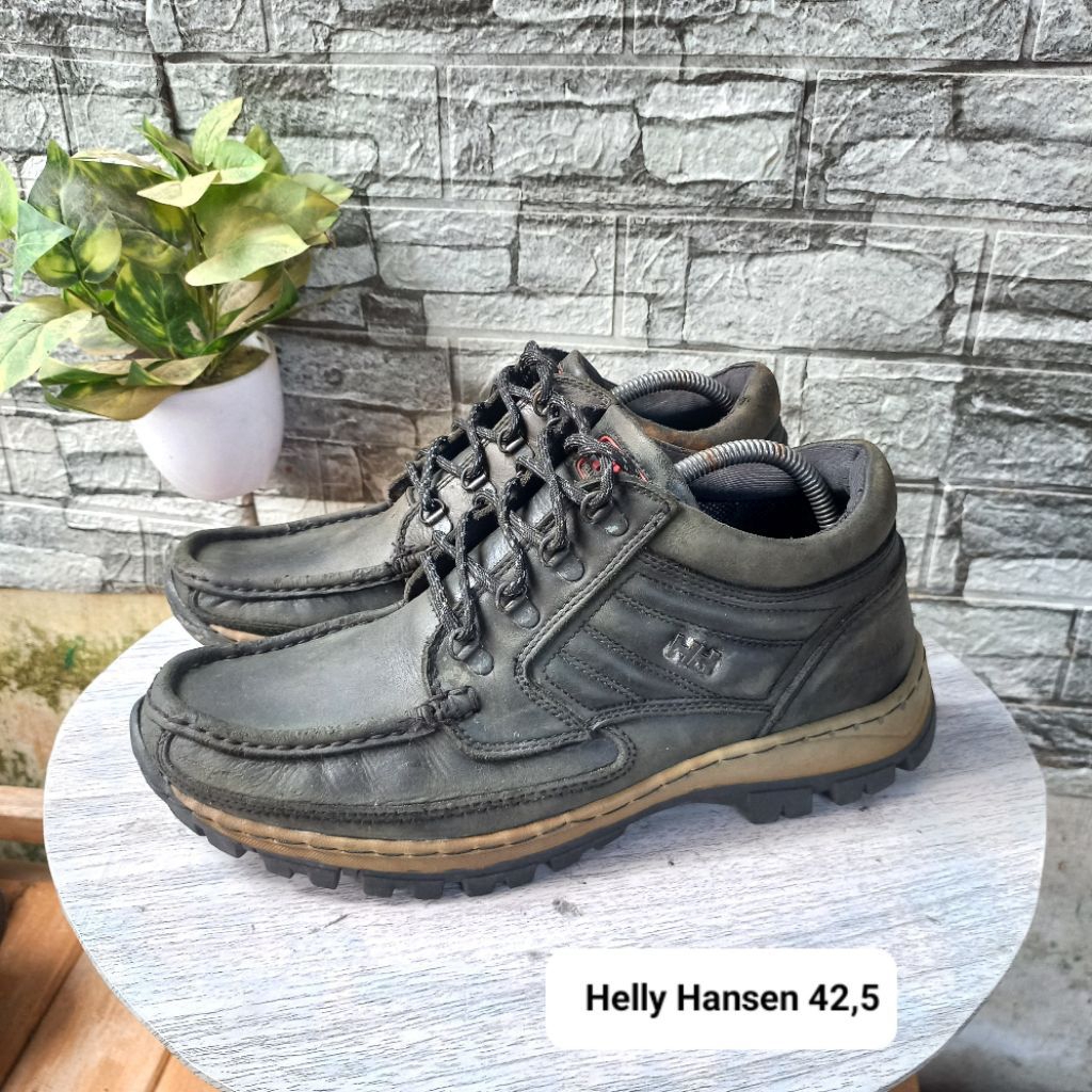 Sepatu second kulit merk Helly Hansen size42,5 insol27,5cm