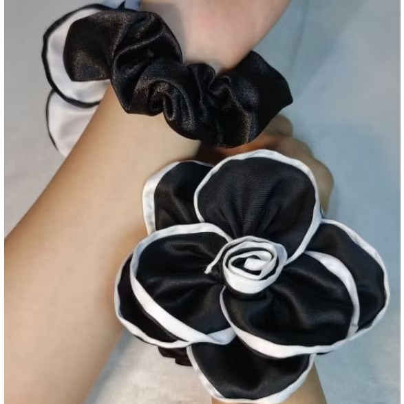 Scrunchie Bunga Hitam Putih Besar Satin