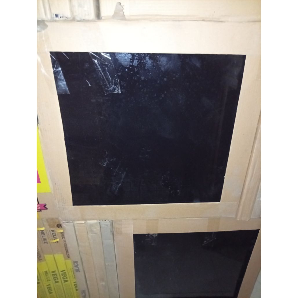 Granit 60x60 Hitam polos | glossy