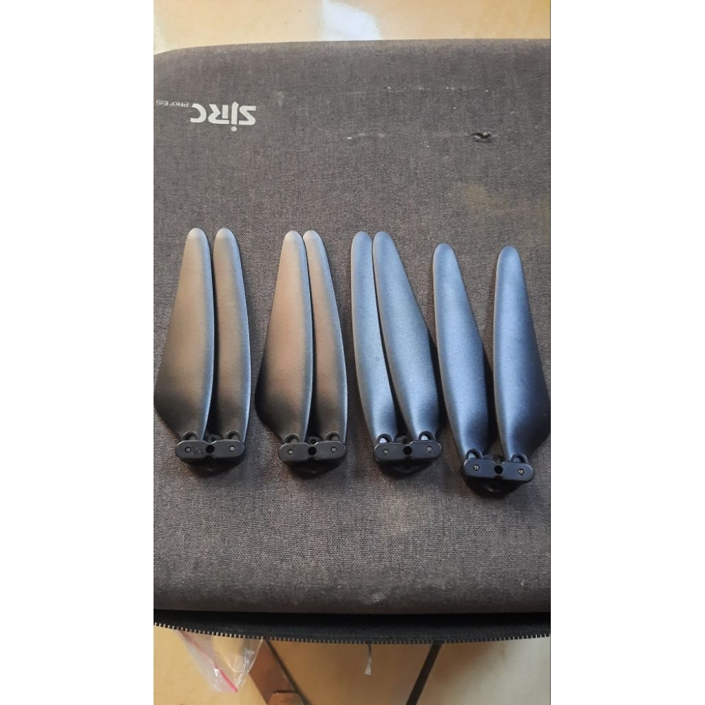sjrc f11,. propeller second