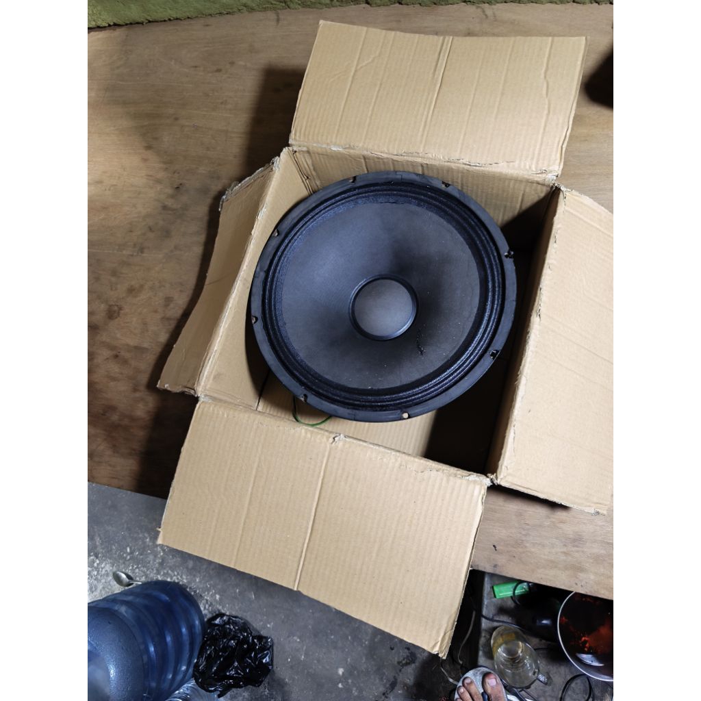 Jual speaker 15 inch bekas ori .black magic. Waat 1800.coil spul 3