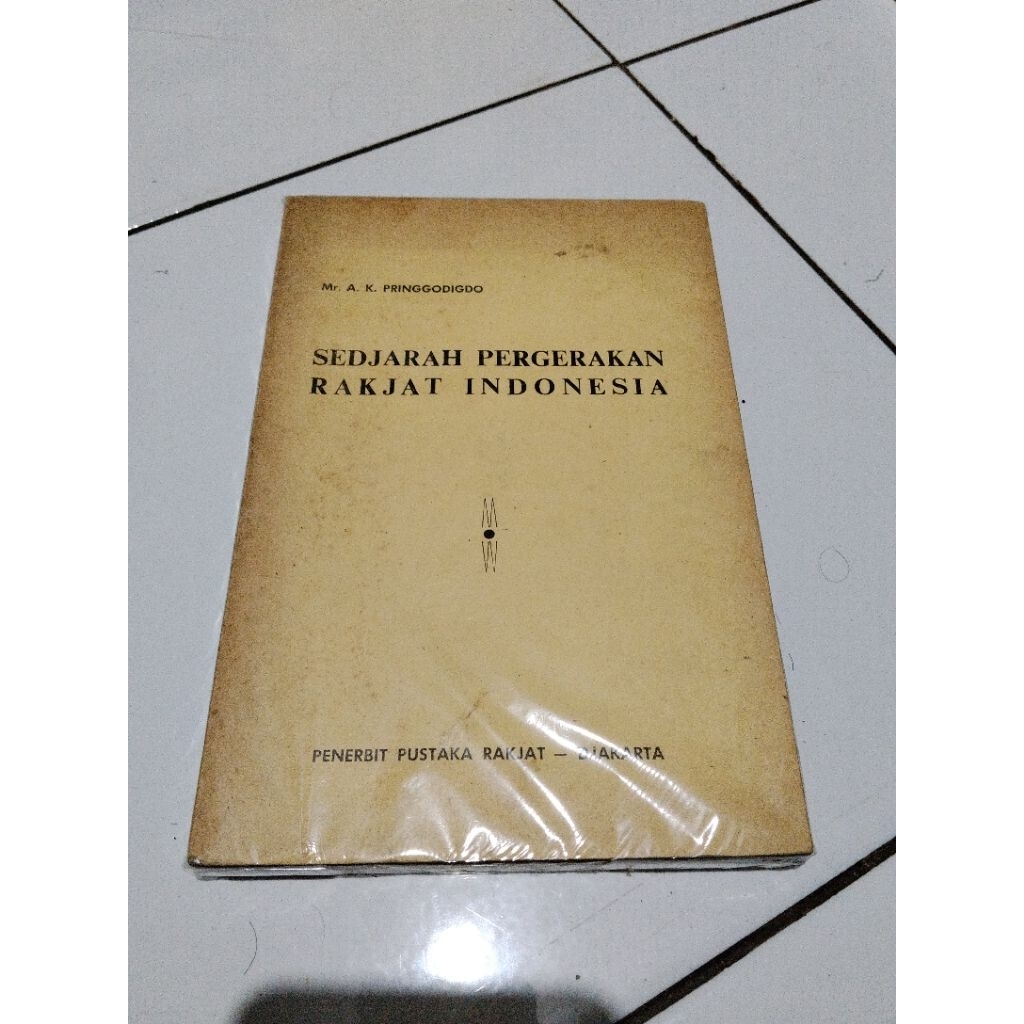 Buku original SEDJARAH PERGERAKAN RAKJAT INDONESIA by Pringgodigdo