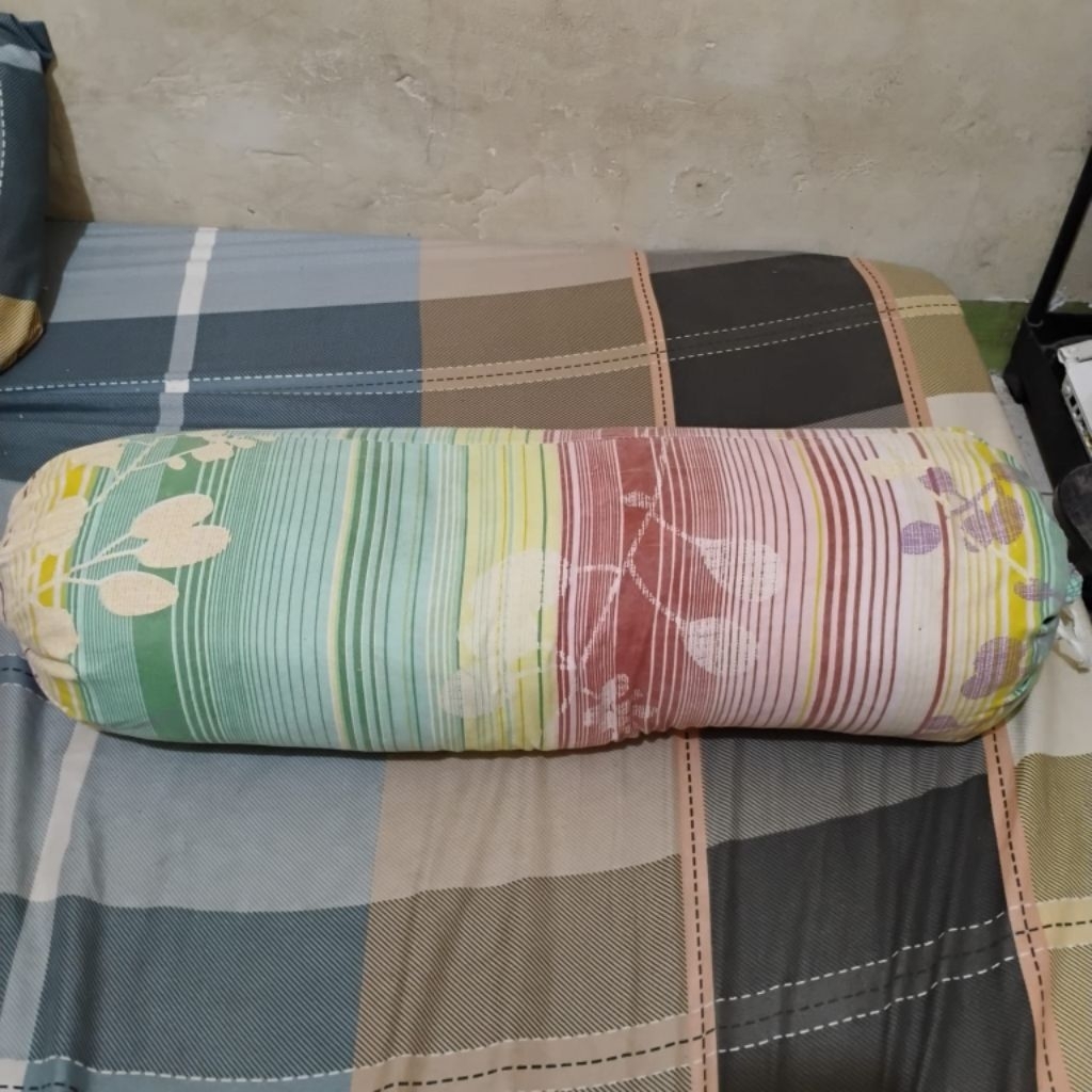 Guling kapuk bekas motif pelangi