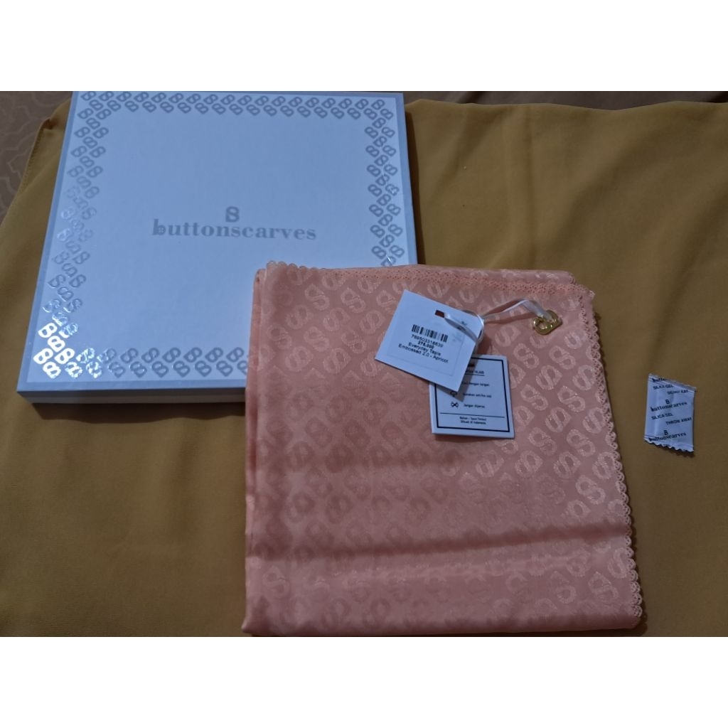 Buttonscarves Tapis Embos 2.0 warna Apricot