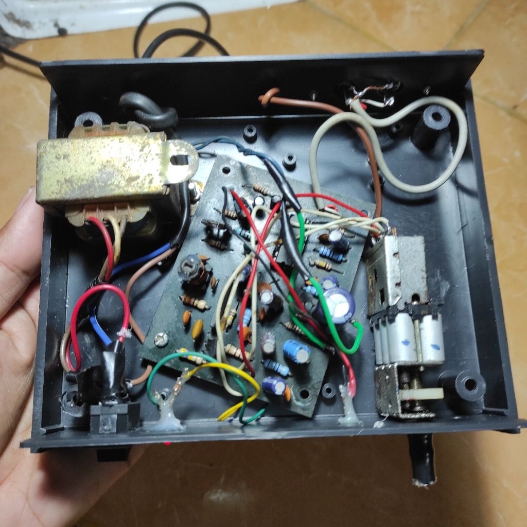 radio tuner FM bekas masih hidup buat pajangan sesuai di foto ( baca diskripsi)