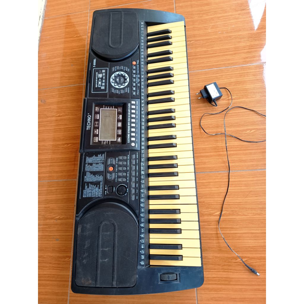 alat musik piano keyboard techno T9800,bekas normal pemakaian pribadi
