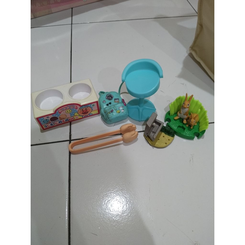 mainan anak hewan dan perabotan anpanman