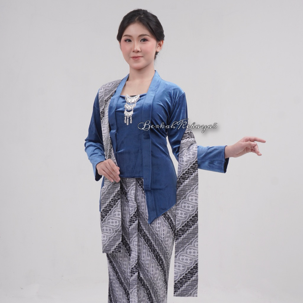 Setelan  Kebaya Warna Denim / Kebaya + Selendang + Jarik Wiru Plisket Motif Sogan Putih