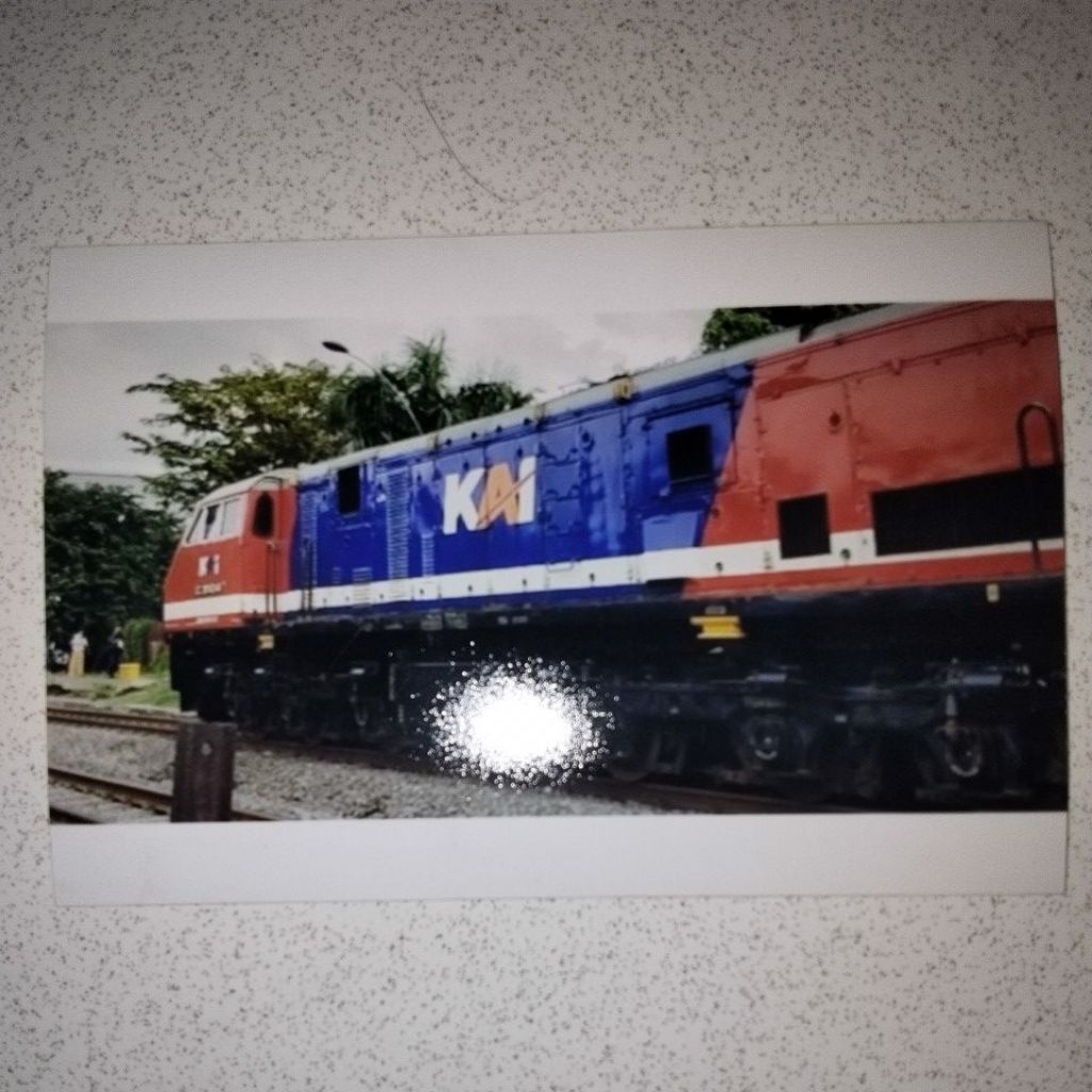 Lokomotif Red and Blue Lokomotif CC CC 201 atau CC 201 83 48 dengan livery Red and Blue