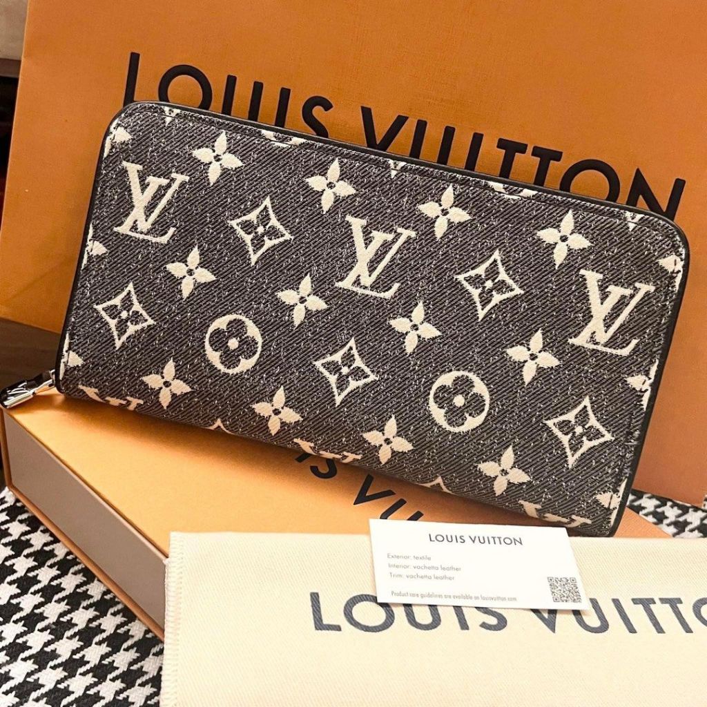 Dompet panjang Louis Vuitton Zippy bekas dari Prancis, model M81858, berbahan denim (jeans) berwarna