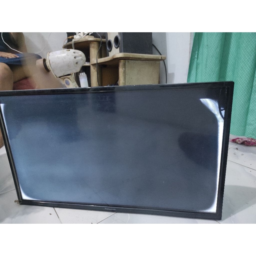 PANASONIC TH 32D302G LCD PECAH MB NORMAL