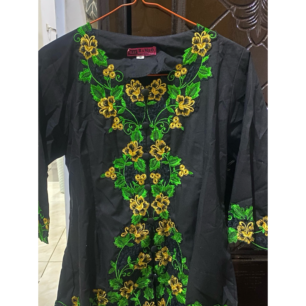 kebaya encim hitam