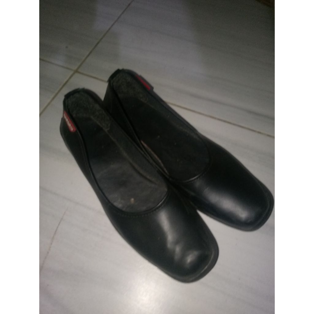 Preloved Pantofel Kickers Uk 39 23,5 CM Tinggi 3 CM Original Second Murah
