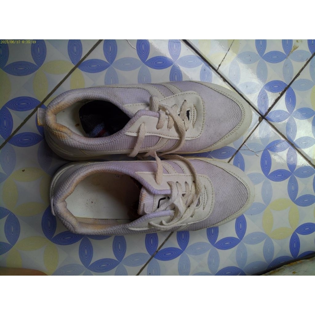 Sepatu putih preloved | Sneakers putih wanita preloved UK 40