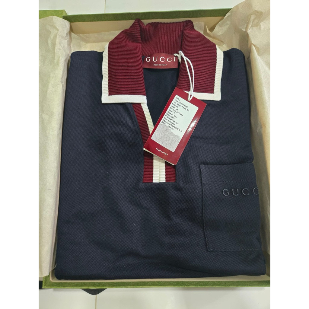 Gucci polo shirt features a distinct original store..