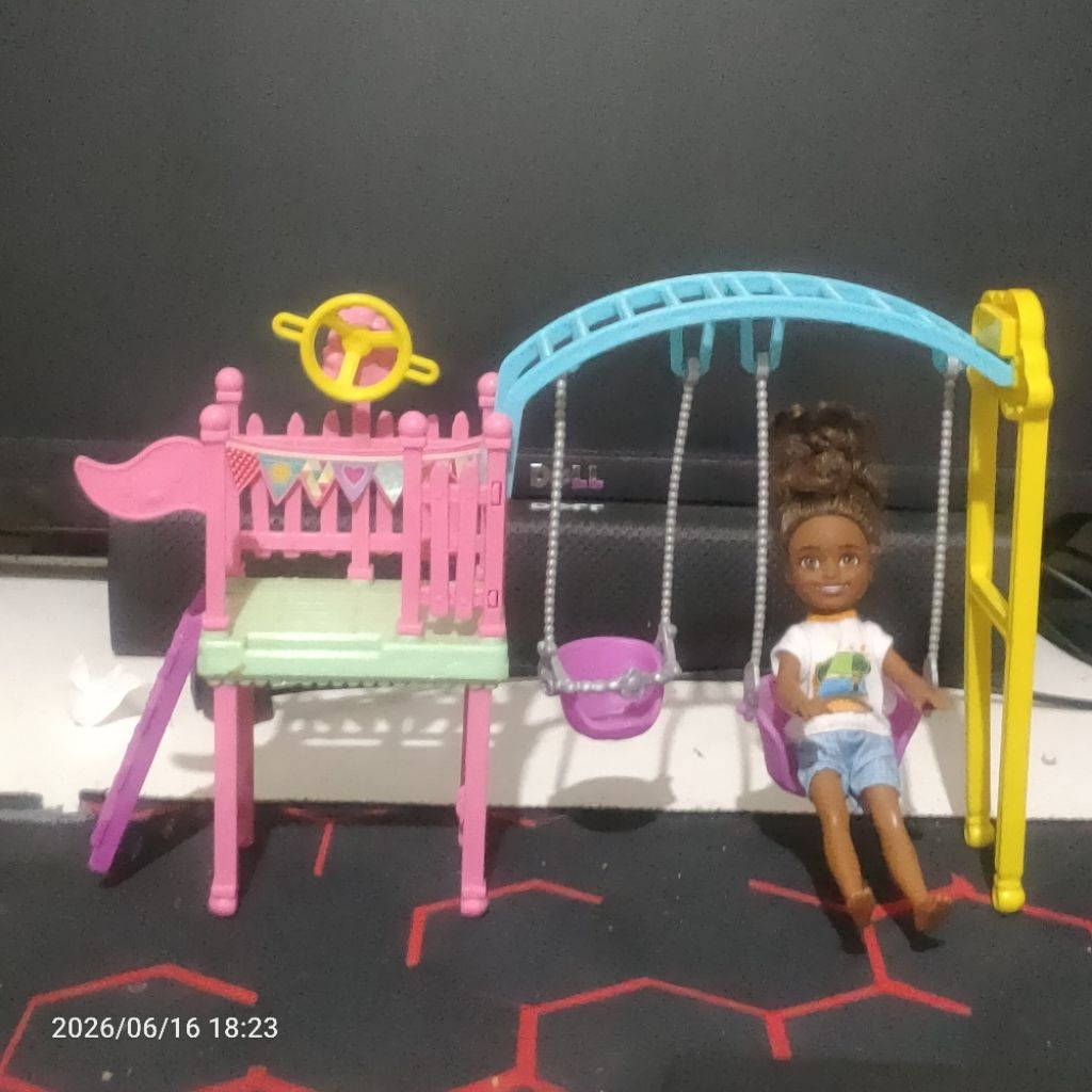 Mainan diorama ayunan barbie chelses kelly baby