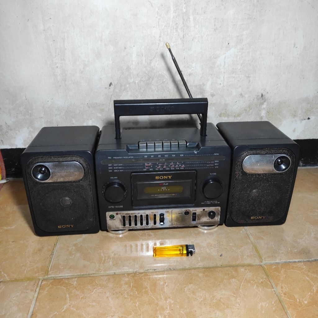 radio tape sony model cfs-1033s bekas off rusak buat pajangan koleksi ( baca diskripsi)