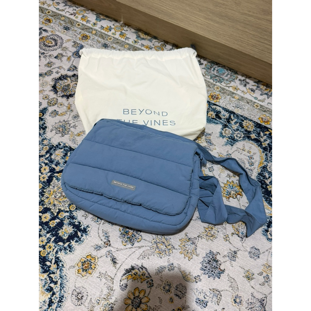 preloved beyond the vines btv puffy bag