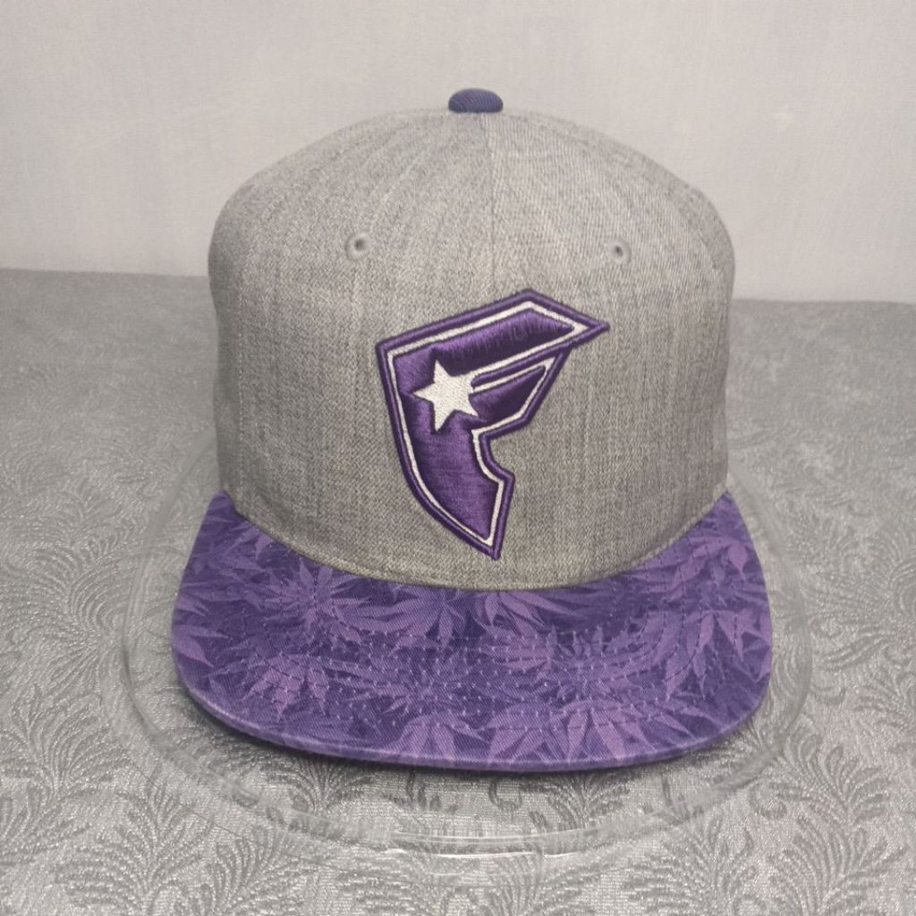 Topi FAMOUS STARS Snapback, Second original.