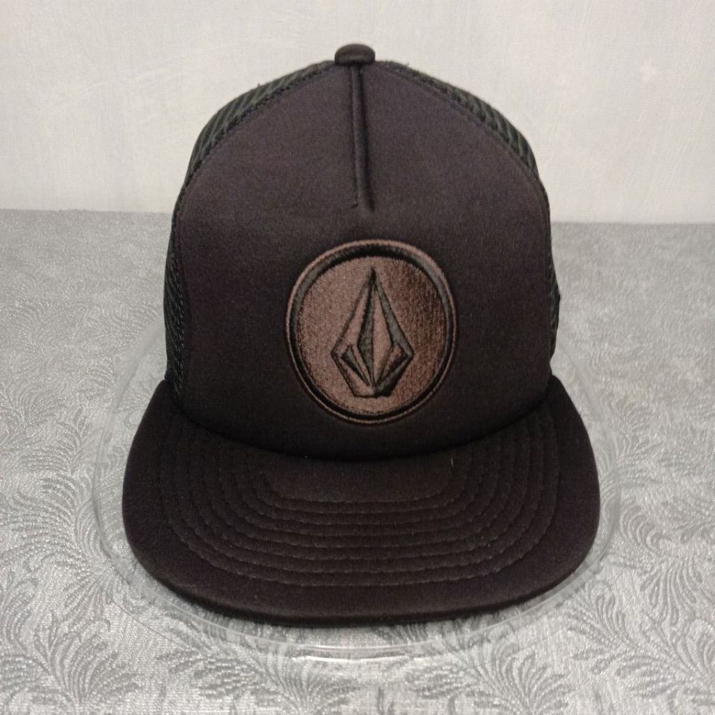 Topi NEW ERA x VOLCOM trucker, Second Original.