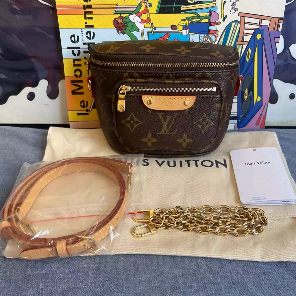 Tas Louis Vuitton Mini Bumbag M82335, tas mini model waist bag dengan motif Monogram cokelat klasik.