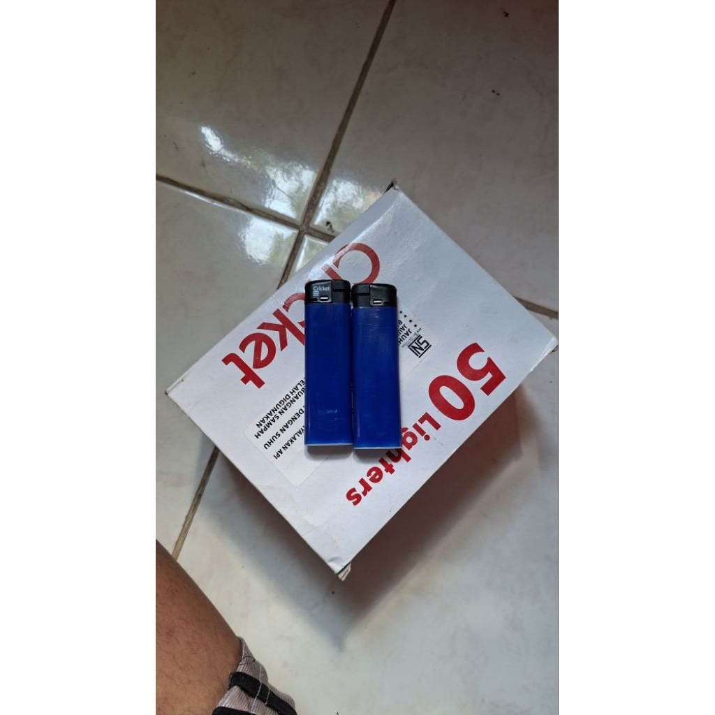 korek cricket magnet biru
