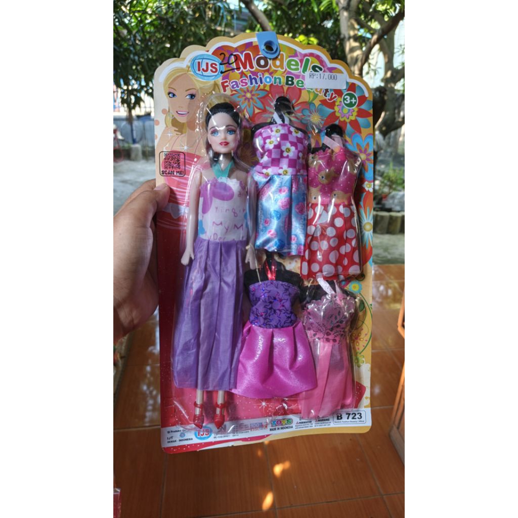 Mainan berbie ganti baju