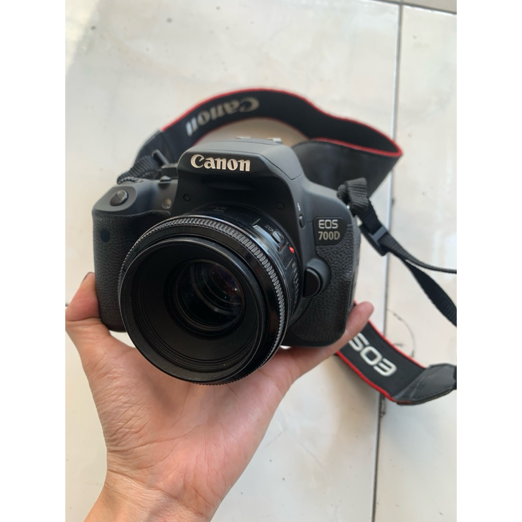 Camera DSLR CANON EOS 700D Lensa Fix