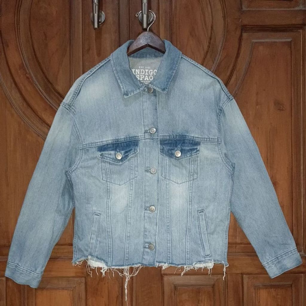 PRELOVED INDIGO SPAO Jaket Jeans Denim Semi Crop Slimfit Wanita Light Blue Washed LD 98
