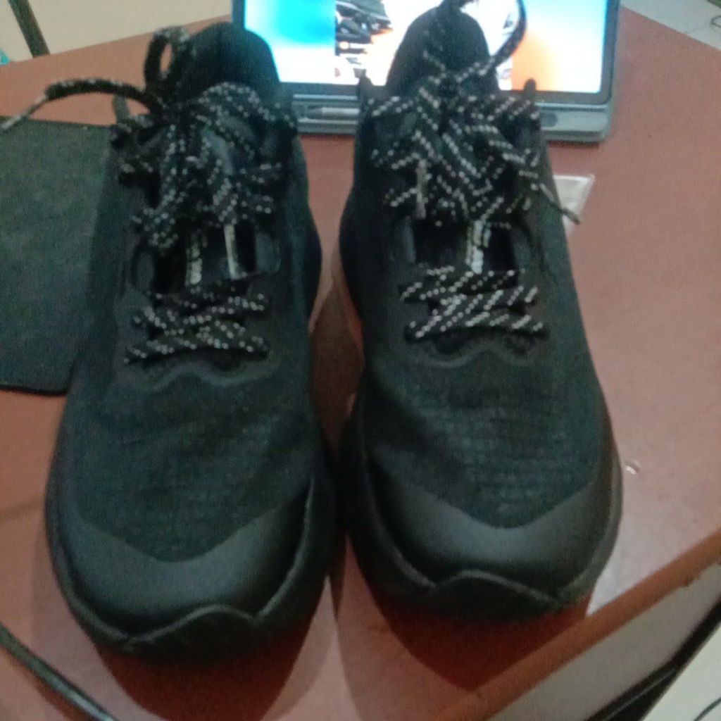 sepatu running hitam TNF