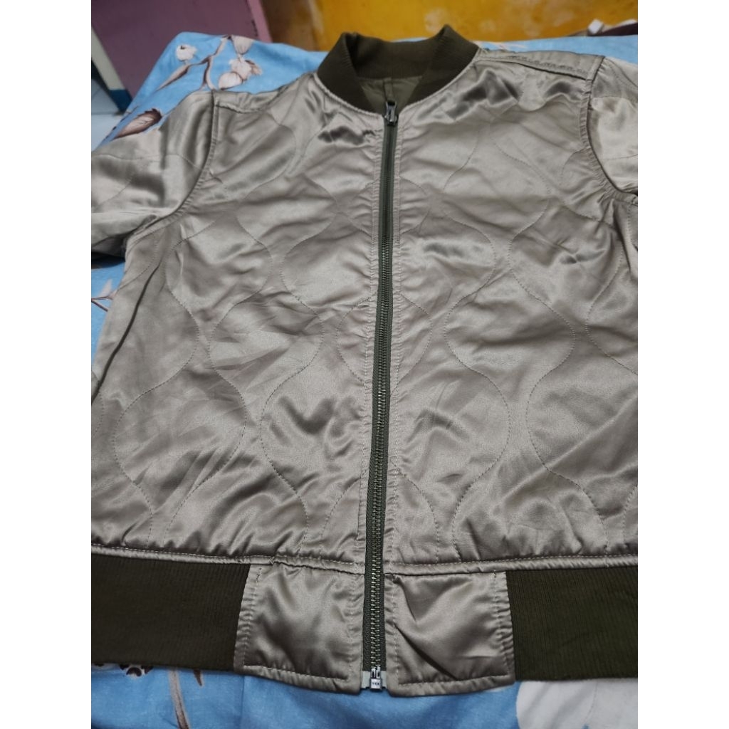 Jacket Uniqlo / jaket uni / Varsity / bisa bolak balik