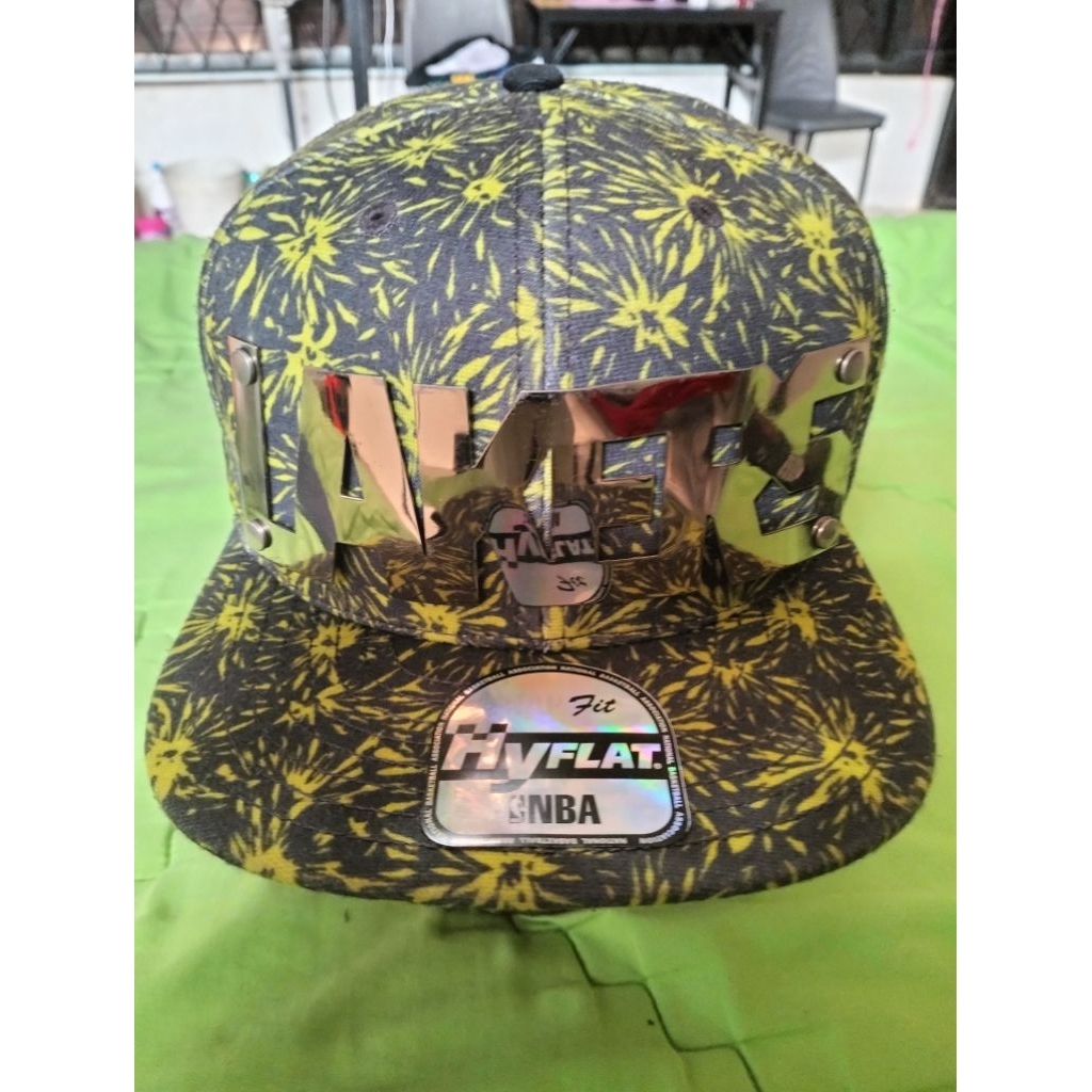 Topi Snapback NBA Los Angeles Lakers x Hyflat Style — Plat Logam Chrome Eksklusif
