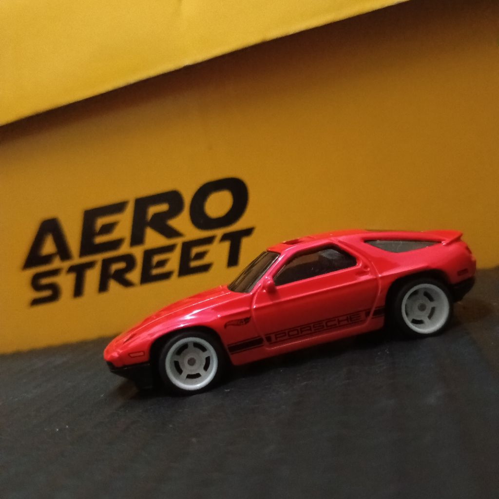 HW 1983 Porsche 928S (Ban Karet)