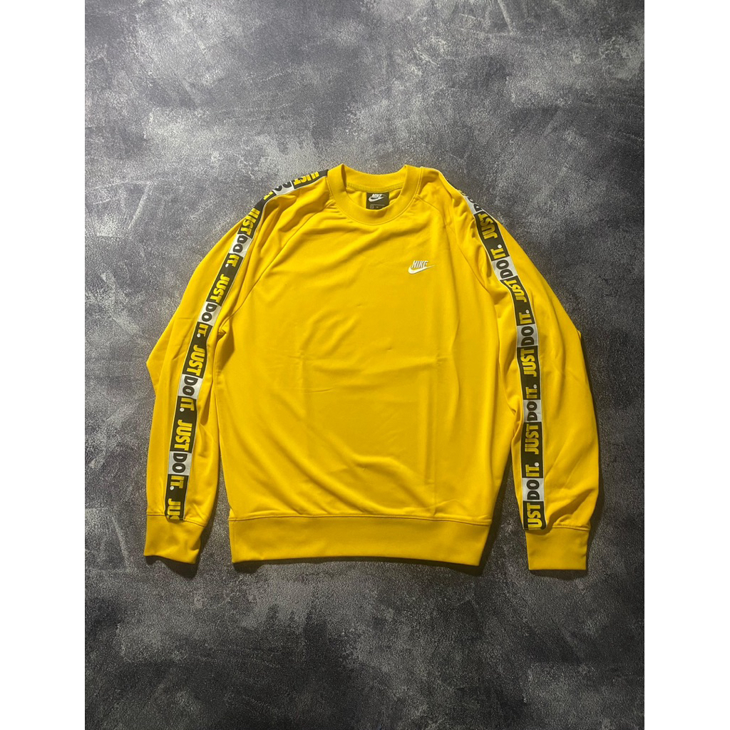 Crewneck centong swoosh scuba taped