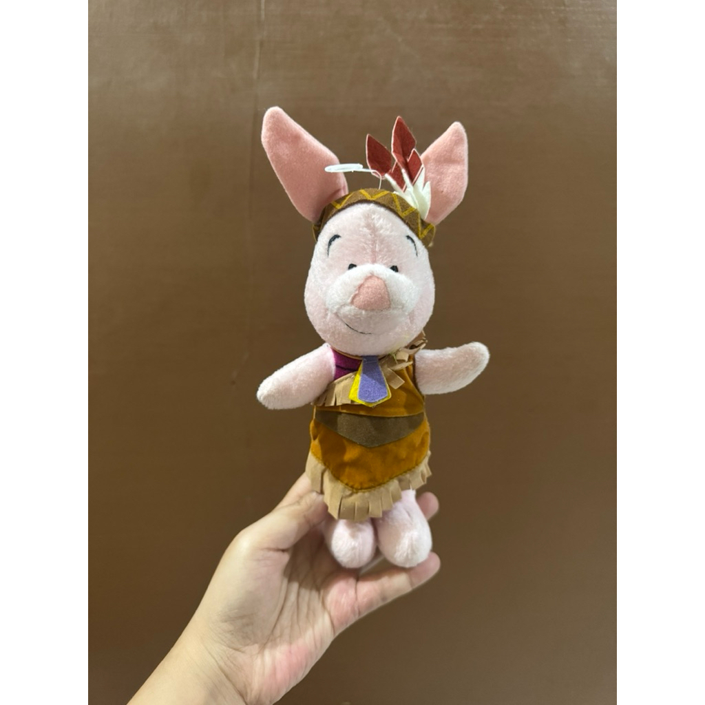 Boneka Karakter Piglet kostum Indianstyle size 21cm Original / Boneka Piglet Winnie the Pooh / Bonek