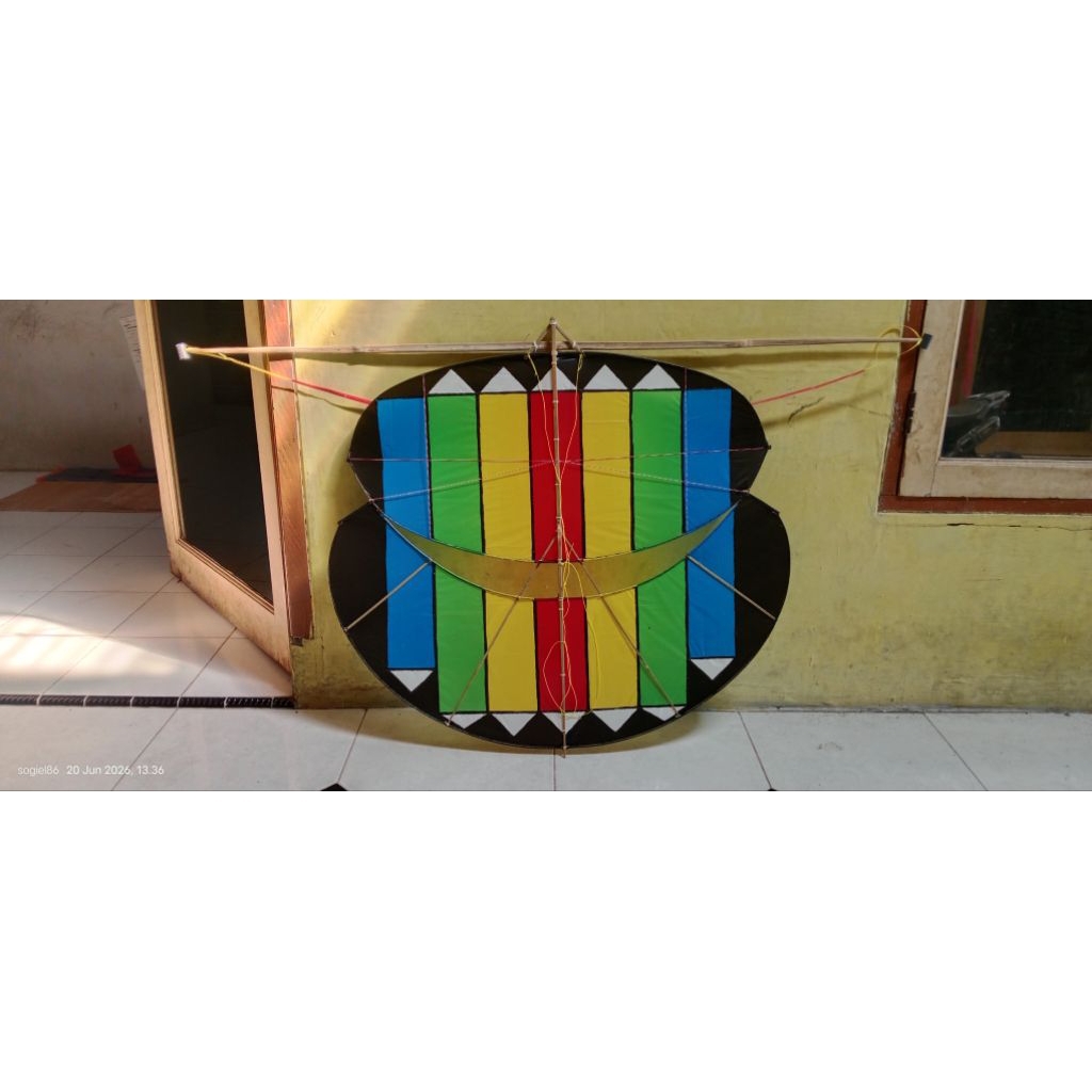 layangan sawangan pegon motif pensil warna warni ukuran 85cm