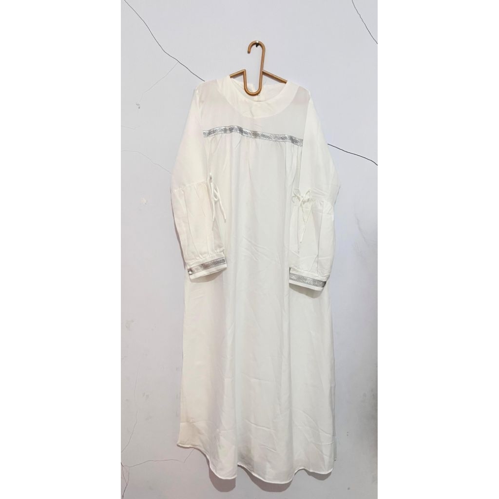 Gamis pita Muslimah Putih Elegan List Silver | Dress Wanita Panjang Casual & Formal