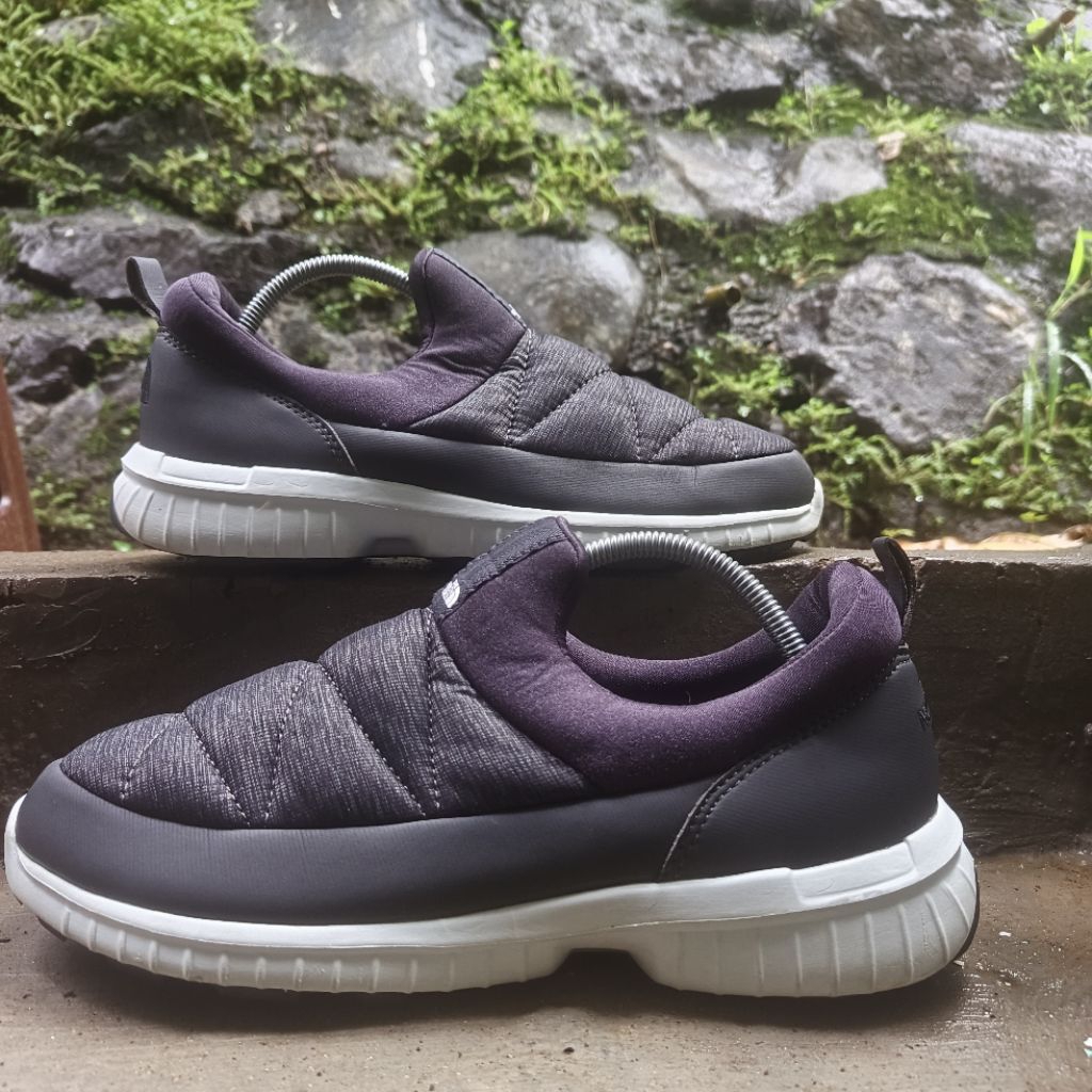 sepatu TNF