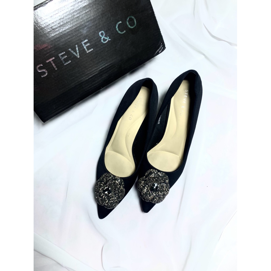 HEELS WISUDA LAMARAN STEVE & CO