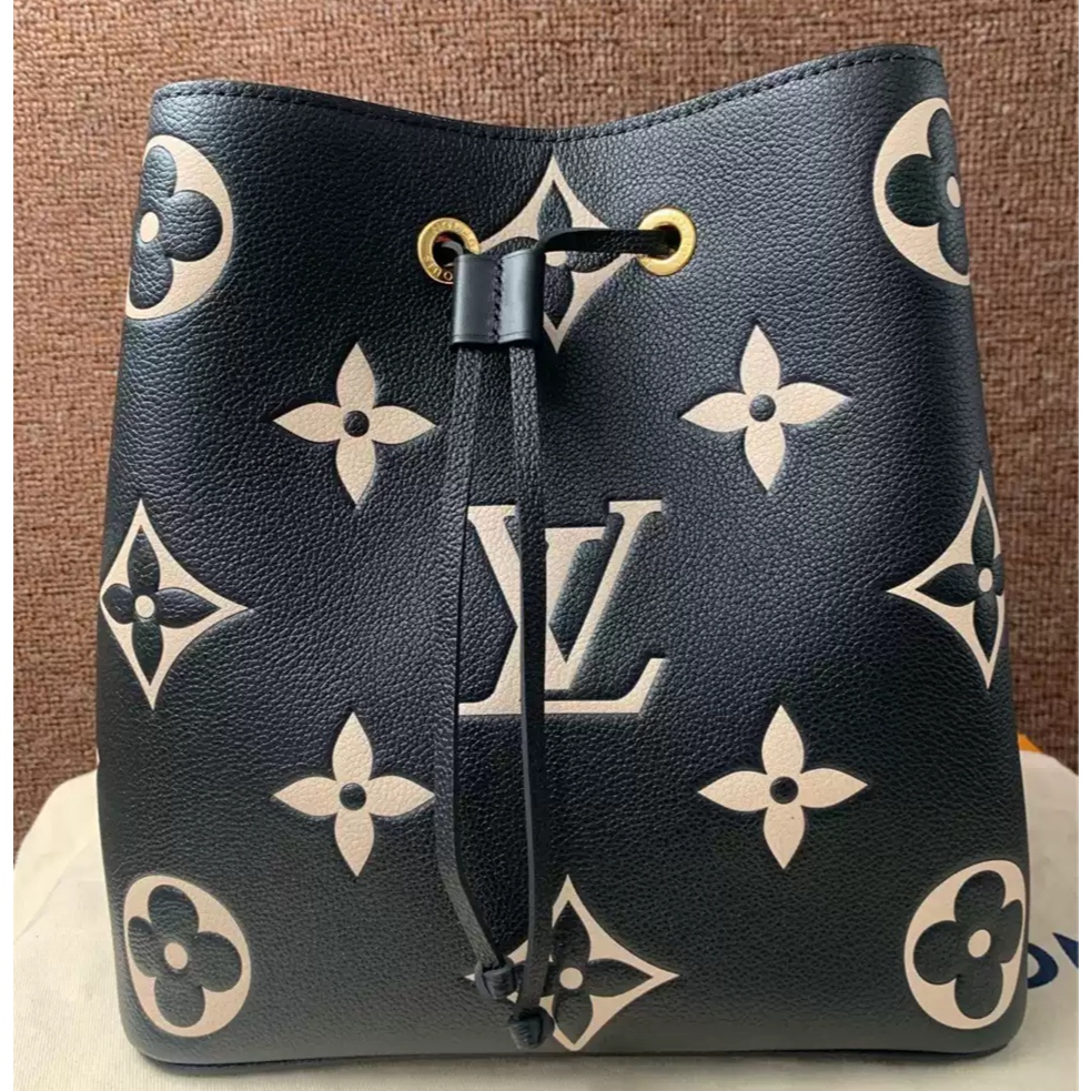 Preloved dari Prancis – Tas Louis Vuitton Néonoé MM M45497 ini hadir dalam kombinasi warna krem dan 