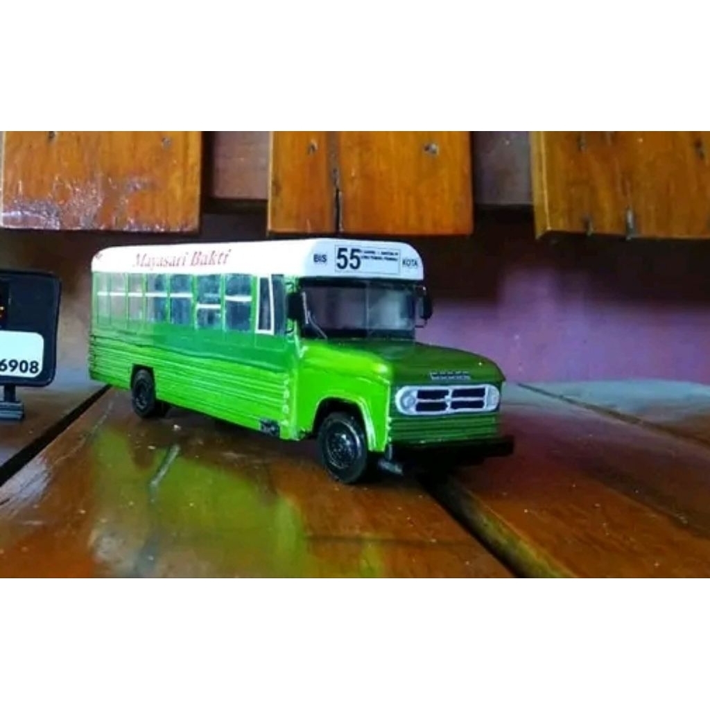 Miniatur bus jadul Dodge Mayasari bakti hijau