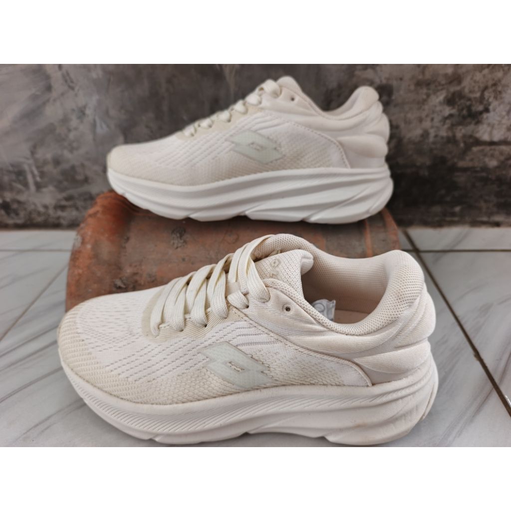 Obral sepatu running lotto original